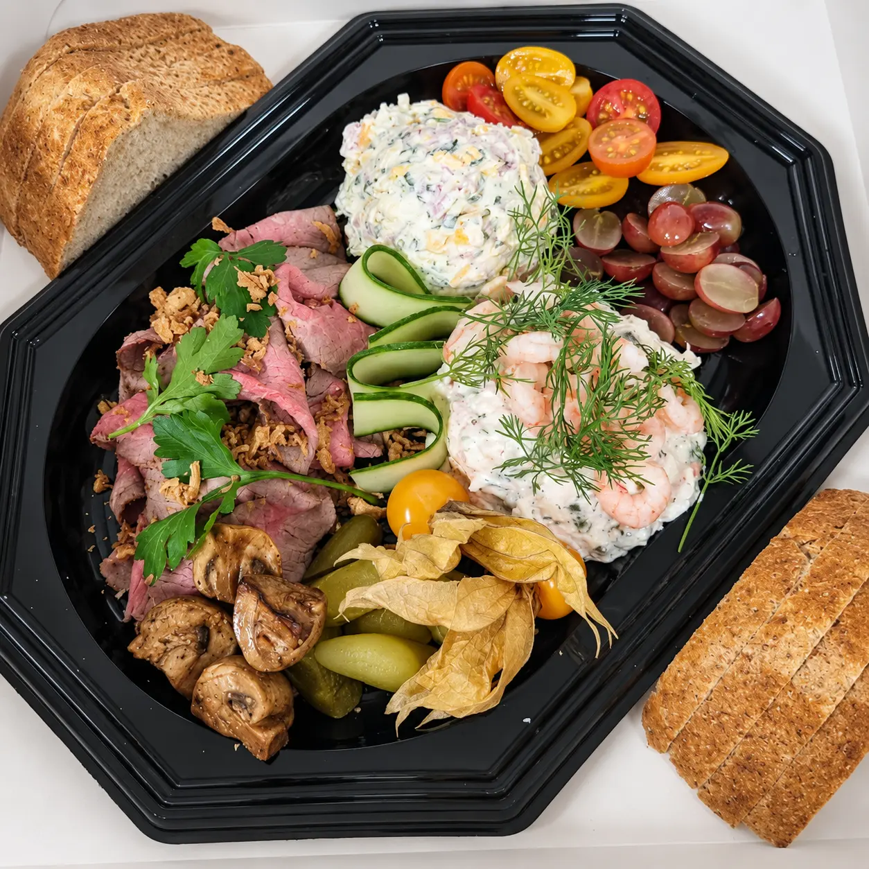 Cateringfat med protein från Dino's Café i Landskrona