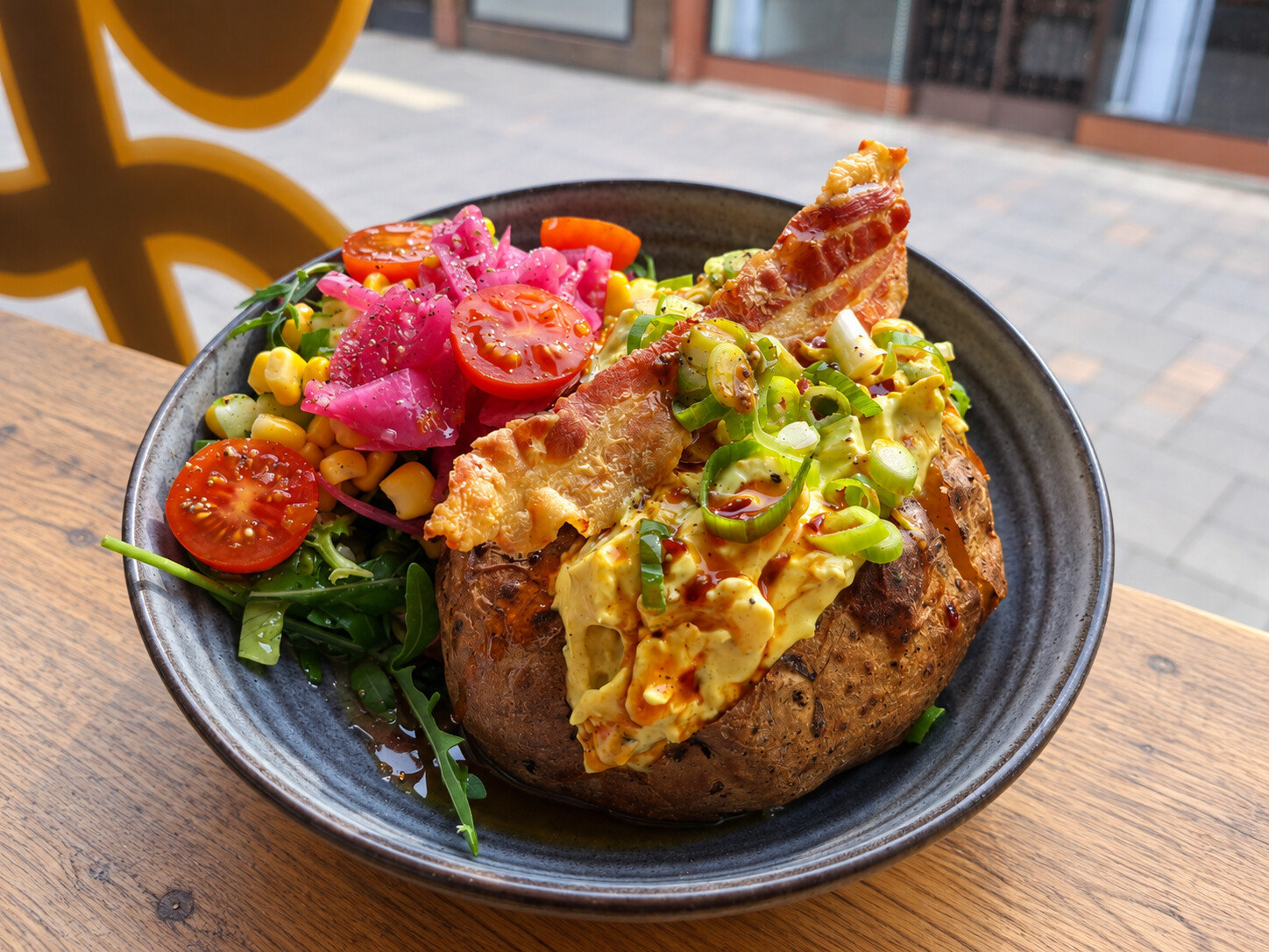 Bakad potatis med kyckling/curry från Dino's Café i Landskrona