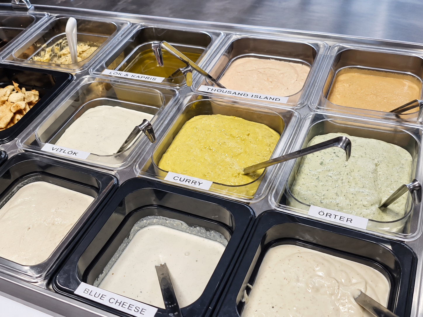 Dressingar i serveringskantiner hos Dino’s Café & Catering i Landskrona