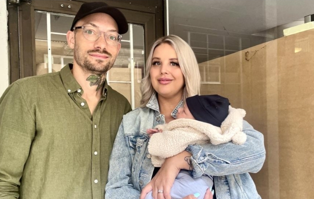 Zara och Oliver bakom Dino's tillsammans med sonen Adam