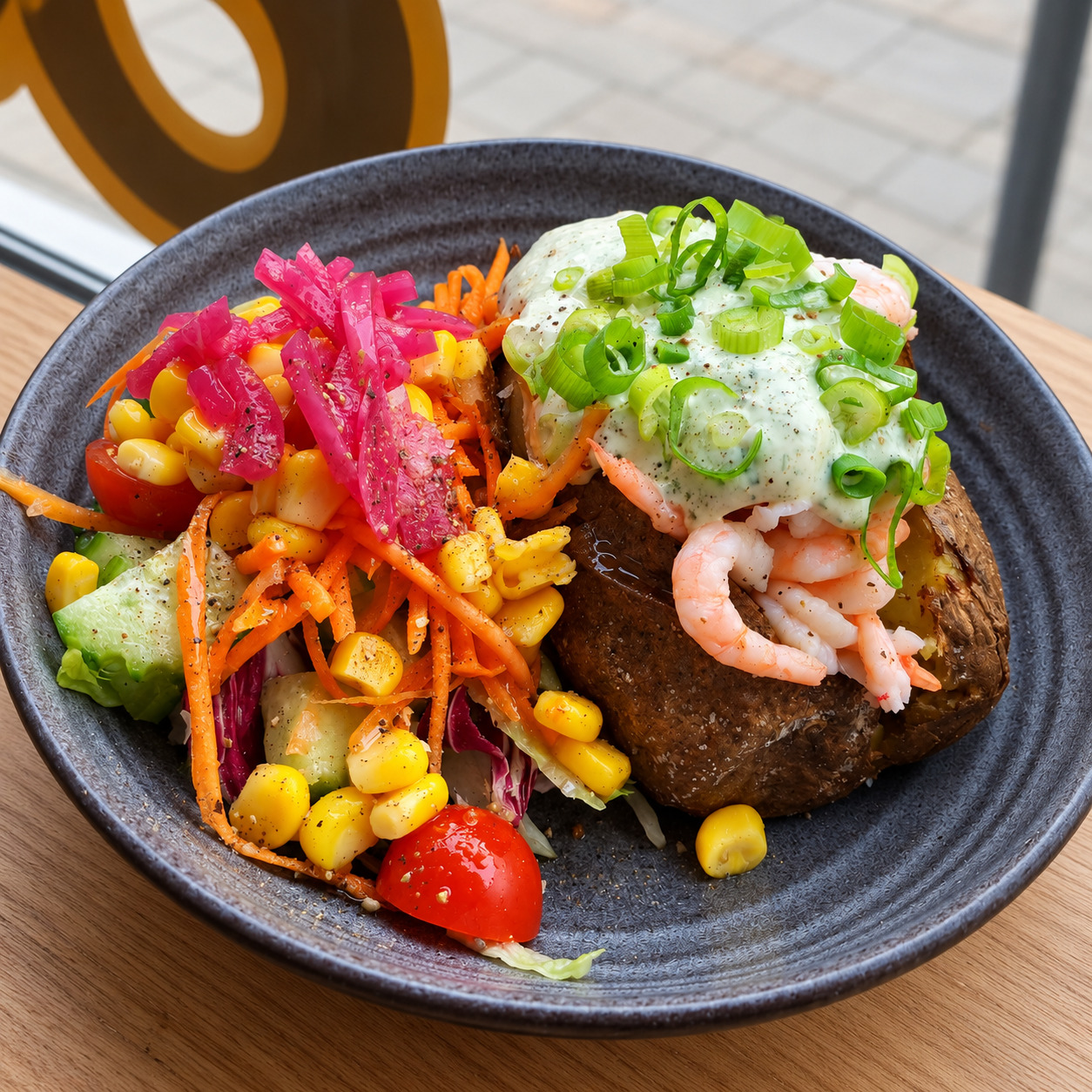 Bakad potatis med räkor från Dino's Café i Landskrona